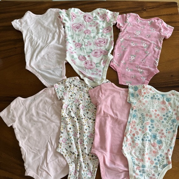 Gerber Baby Girl Set of 7 Onesies - Pink and Floral size 6-9M - Picture 5 of 5